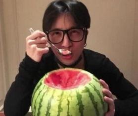 女生在路上吃瓜,女生共享美食时光