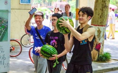 大学吃瓜情侣,揭秘大学情侣的甜蜜生活