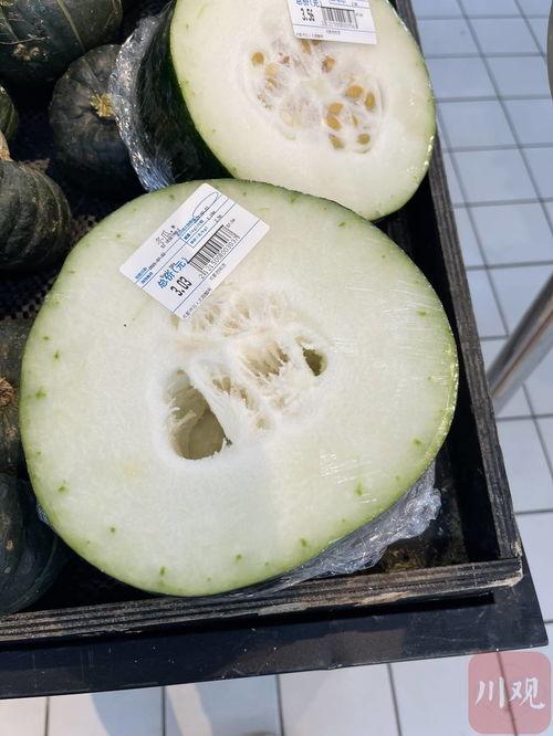 成都情侣吃瓜,共享悠闲时光